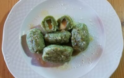 Gnocchi verdi di pane con cuore di formaggio