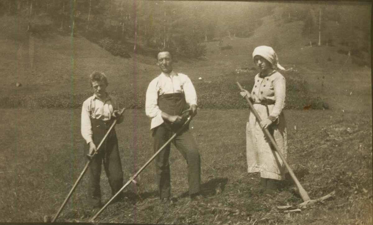 Foto 2 D.A.) Angelo giovane contadino con la sorella Assunta e un certo Bortolo (arch.izc) Foto 2 D.A.) Angelo giovane contadino con la sorella Assunta e un certo Bortolo (arch.izc)