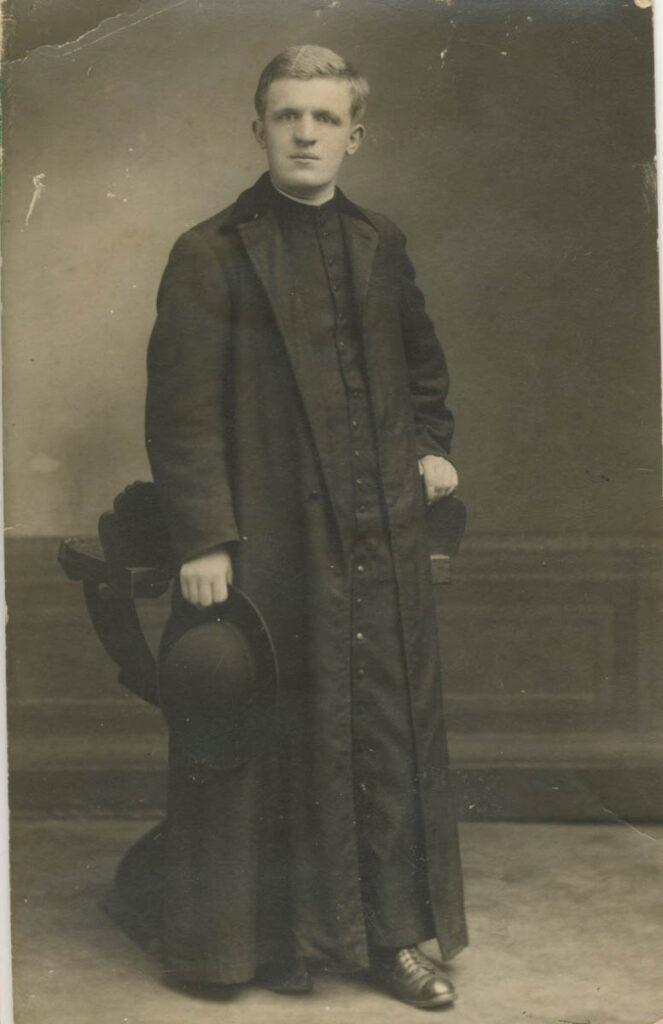 Foto 4 D.A.) Angelo nel 1929, novello sacerdote (arch.izc)